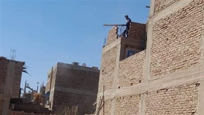 إيقاف أعمال بناء مخالف بقرية الأشراف بقنا