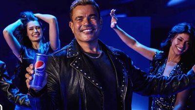 بعد 20 سنة تعاون.. هل فسخ عمرو دياب عقده مع بيبسي بسبب غزة؟