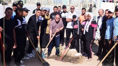 رئيس جامعة سوهاج يشارك طلاب كلية التربية الرياضية قوافلها الخدمية في زراعة الأشجار