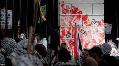 متظاهرون يلطخون سور وأبواب البيت الأبيض بالطلاء الأحمر