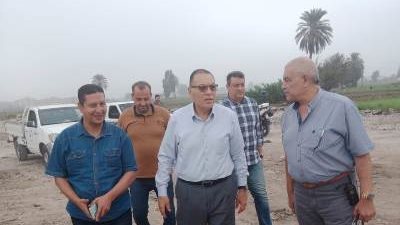 محافظ الشرقية يتفقد النقطة الوسيطة ويُتابع نقل المخلفات إلى المدفن الصحي بالخطارة
