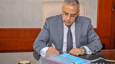 محافظ سوهاج يعتمد ترقية 1262 موظفًا بالديوان العام والوحدات المحلية