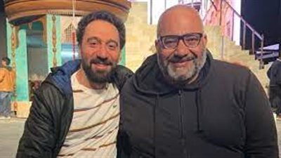 بيومي فؤاد يصعق محمد سلام بعد إنسحابه من مسرحية زواج اصطناعي|تفاصيل القصة