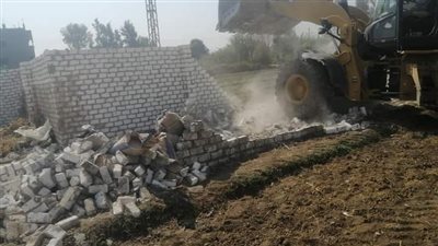 إزالة التعديات على الأراضي الزراعية بمركز دشنا 