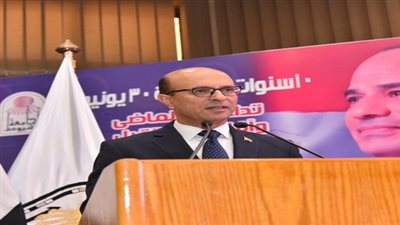 رئيس جامعة أسيوط يصدر قرارًا بتعيين مديراً تنفيذياً لمكتب رعاية الطلاب الوافدين