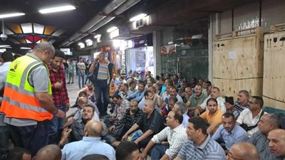 وقفة احتجاجية.. عمال مترو الأنفاق يطالبون بالعمل بنظام الورادي .. القصة الكاملة 