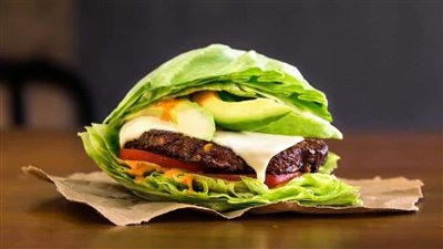 للدايت.. طريقة عمل ساندوتش برجر بالخس بدون خبز