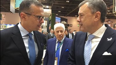 أحمد عيسى يتفقد الجناح المصري وسط إقبال كبير من الزوار والعارضين