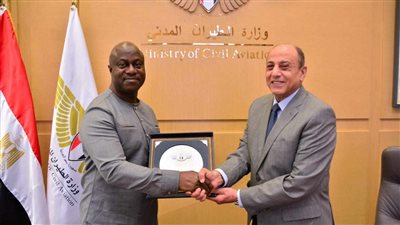وزير الطيران المدني يبحث مع نظيره فى سيراليون سبل التعاون المشترك بين الجانبين 