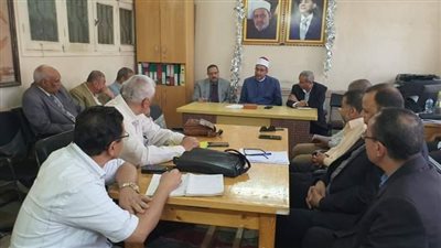 رئيس أزهر الغربية يناقش سير العمل بالمعاهد