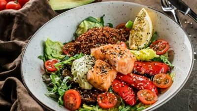 حضّري سلطة الكينوا بالسلمون والأفوكادو للرجيم