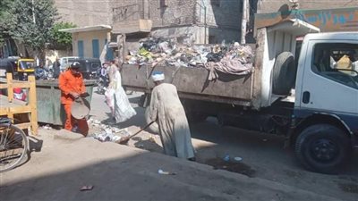 حملة لرفع المخلفات من أنحاء مدينة دشنا فى قنا