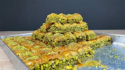 أضيفي لمستك وحضري بقلاوة بالفستق اللذيذة