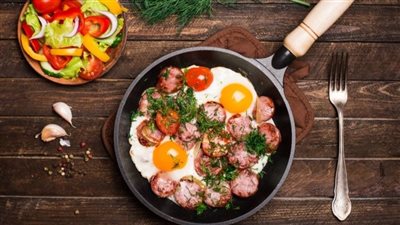 تنازلي عن الروتين وحضري بيض مقلي بالسجق التركي