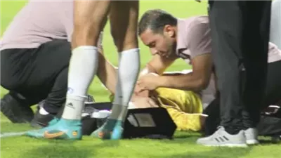 نصر عبدالرازق لاعب نادي طنطا يسقط على أرضية الملعب ويبتلع لسانه