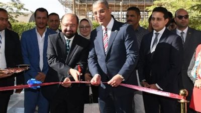 محافظ الفيوم ورئيس جامعة الأهرام الكندية يفتتحان معرض أيادي مصر للأشغال والحرف التراثية 