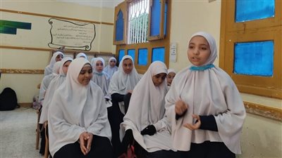 طالبات المعهد الأزهرى بابنوب يبدعون فى إبراز مواهبهم بقافلة ثقافة أبنوب