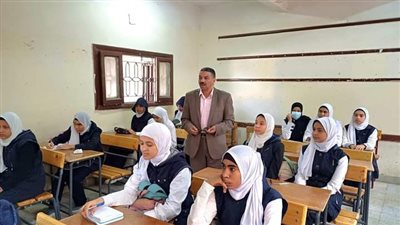 مدير تعليم أبوتشت يتفقد انتظام الدراسة والانضباط الإداري بالمدرسة الثانوية بنات