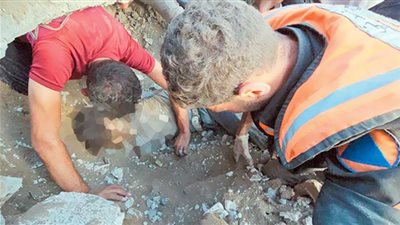 الصهيونية النازية تواصل مجازرها وتقصف المستشفيات وتطارد النازحين فى غزة