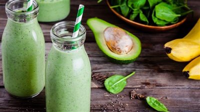 يرفع مناعتك ويحميك من الأمراض.. طريقة عمل سموذي الأفوكادو بالسبانخ
