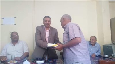 تعليمية أبوتشت تحتفي بكبير الباحثين لبلوغها السن القانوني