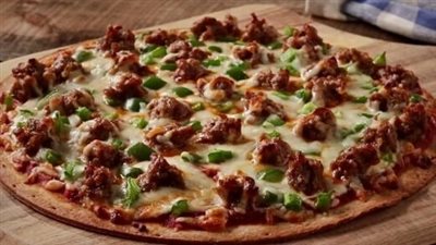 طريقة تحضير بيتزا بالسجق واللحم المفروم
