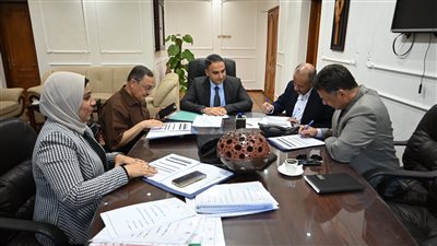 لجنة في جامعة الفيوم لتقييم دراسات الجدوى لمبادرة الطالب المنتج 
