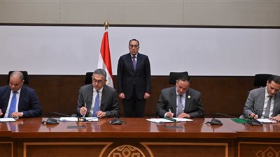 رئيس الوزراء يشهد توقيع 3 اتفاقات إطارية مُلزمة لبدء تجميع السيارات محليًا 