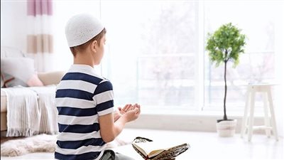 حكم تربية الصبي على الطاعة وحمله عليها