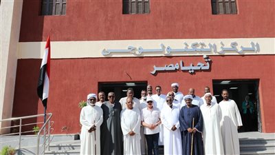 محافظ أسوان يتابع معدلات تنفيذ مشروعات