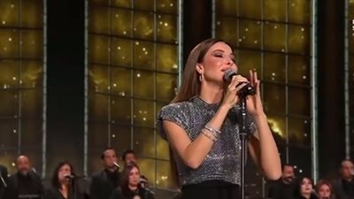 بحضور عزيزة جلال..نانسي عجرم تغني 