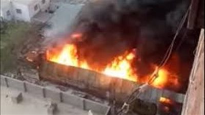 لحظات نشوب النيران في مخزن أخشاب بالهرم 