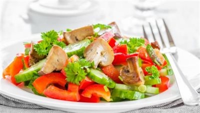 سلطة المشروم بالفلفل الملون