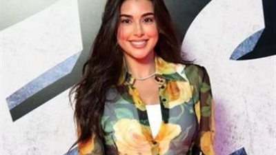 ياسمين صبري بلون الحب والغيرة تستمع بأجواء الخريف 