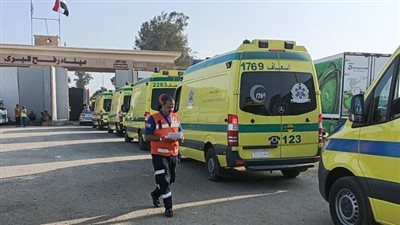 الاحتلال يعتقل المسعفين الفلسطينيين الناقلين للمصابين إلى مصر