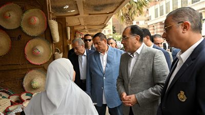رئيس الوزراء يتفقد معرض 