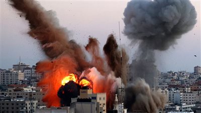 قصف إسرائيلي عنيف مُتواصل على مستشفى الشفاء.. ومقبرة جماعية داخله