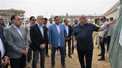 مدبولي يتفقد لوحة توزيع كهرباء الريان ومشروع إنشاء محطة صرف صحي الحامولي