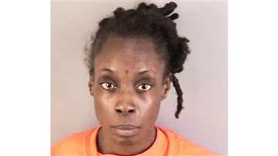 براءة الملاك الصغير تستفز عدوانية سيدة استلهمت روح الشيطان