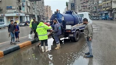 محافظ الجيزة: تمركز معدات وفرق الشفط للتعامل الفوري مع الأمطار