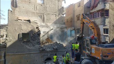 نائب محافظ القاهرة تتابع إزالة ٥ عقارات ذات خطورة داهمة بحي الخليفة 