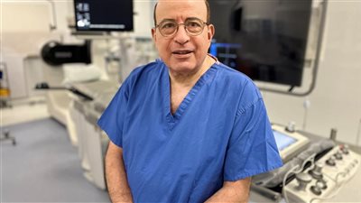 الإمام الأكبر يُهنئ طبيبًا أزهريًا يرأس الكلية الملكية للأطباء والجراحين ‏بجلاسكو‏