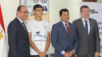 وزير الرياضة يهنئ اللاعب محمد الشاهد لانضمامه رسميًا لنادي رايو فاليكانو الإسباني