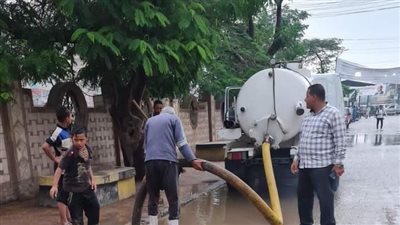  بني سويف تدفع بسيارات لكسح مياه الأمطار من الشوارع