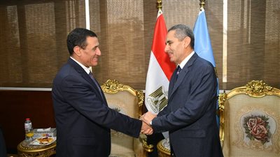 رئيس هيئة تعليم الكبار يكرم محافظة الغربية لحصولها على المركز الأول في محو أمية الكبار