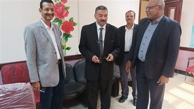 مدير تعليم نجع حمادي الجديد يتفقد أقسام ديوان عام الإدارة