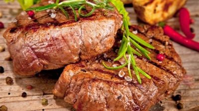 لحم ستيك بتتبيلة الثوم وإكليل الجبل