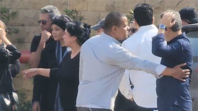 وصول جثمان الفنان الراحل عثمان محمد علي لمسجد الشرطة بالشيخ زايد 