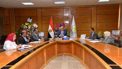 رئيس جامعة أسيوط يترأس اجتماع وحدة الميكروسكوب الإلكتروني