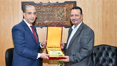 محافظ الفيوم يكرم رئيس مركز ومدينة سنورس لبلوغه السن القانونية للمعاش